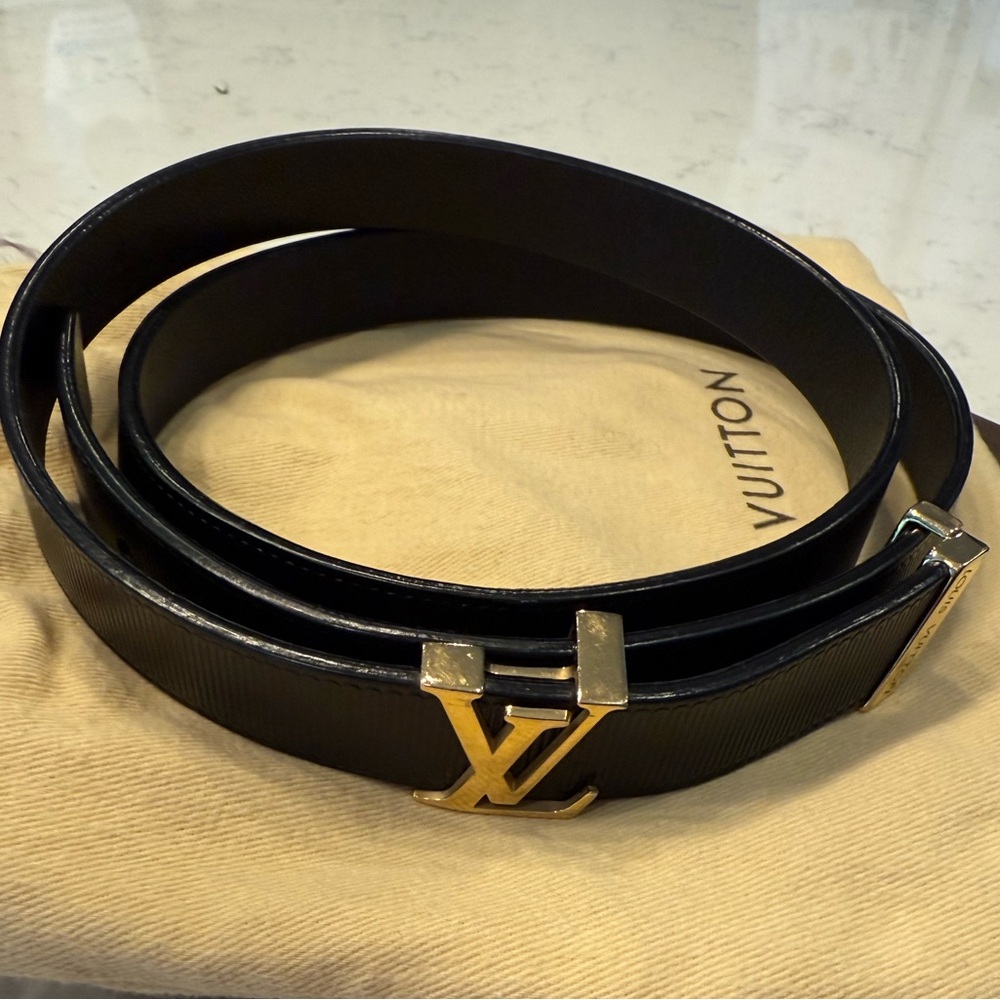 Louis Vuitton Elegant Black Belt with Gold Detailing - Picture 5 of 8